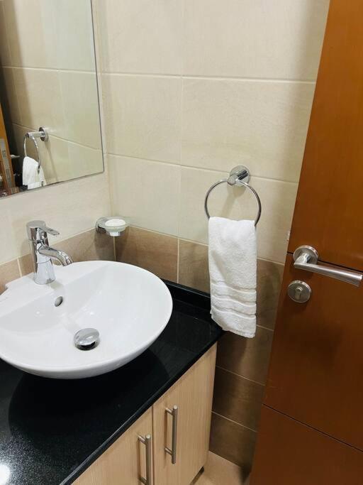 1 Bed Apartment With Sea View, Pool, Gym & Free Parking In Dubai Marina 外观 照片